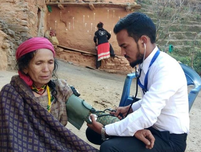 भत्ताको रकम दलित ज्येष्ठ नागरिकको औषधोपचारमा खर्च गर्दै स्वास्थ्यकर्मी