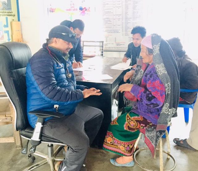 खोटाङमा विशेषज्ञ सहितको नि:शुल्क घुम्ती स्वास्थ्य शिविर सम्पन्न