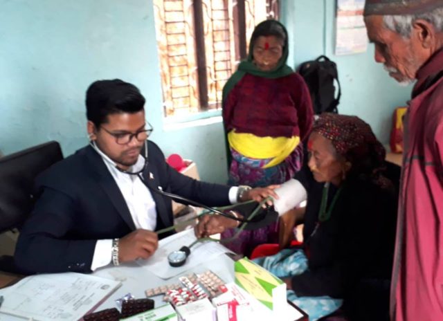 आरुबोटेका जेष्ठ नागरिकको घर घरमै गएर स्वास्थ्य परीक्षण
