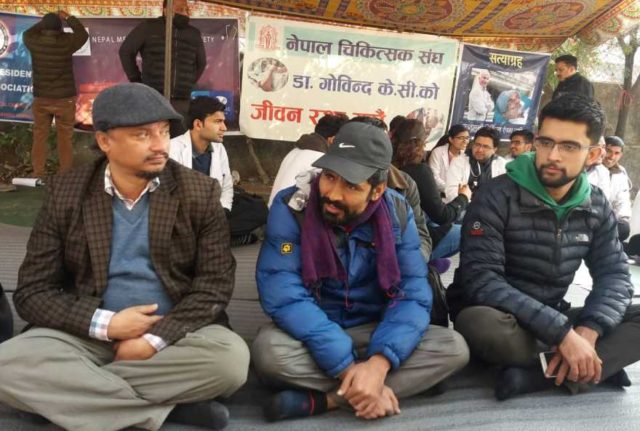 चिकित्सकले रिले अनशन बस्न बनाइएको शिक्षण अस्पतालको टेन्ट कसले हटायो ?
