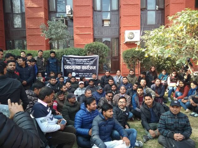 स्वास्थ्य मन्त्रालय बाहिर ‘एचए’को धर्ना भित्र ‘अनमी’को डेलिगेसन
