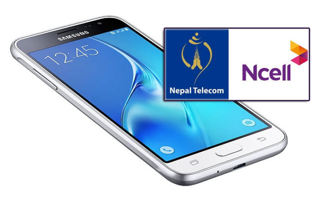 महिला स्वास्थ्य स्वयंसेविकालाई मोवाइल र रिचार्ज कार्ड