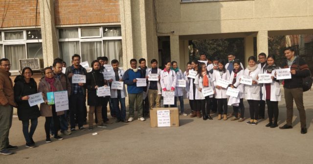 तलब नपाएको भन्दै शिक्षण अस्पतालका आवासीय डाक्टरले काम छाडे