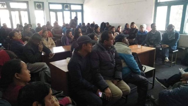 पदस्थापन तथा समायोजन प्रक्रियामा असन्तुष्ट स्वास्थ्यकर्मीले मन्त्रालयमा धर्ना दिँदै