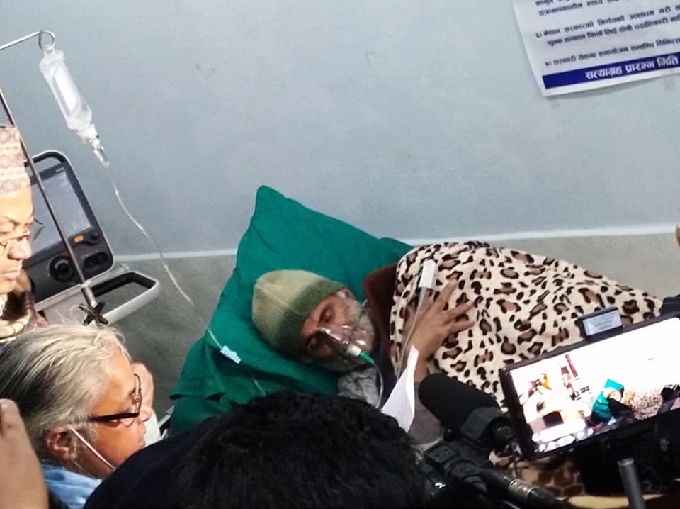 पूर्व प्रधानन्यायधीश कार्कीको हातबाट जुस पिउदैँ डा. केसीले अनशन तोडे