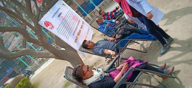 समायोजन प्रक्रियाको विरोधमा सरकारी चिकित्सकको रक्तदान !