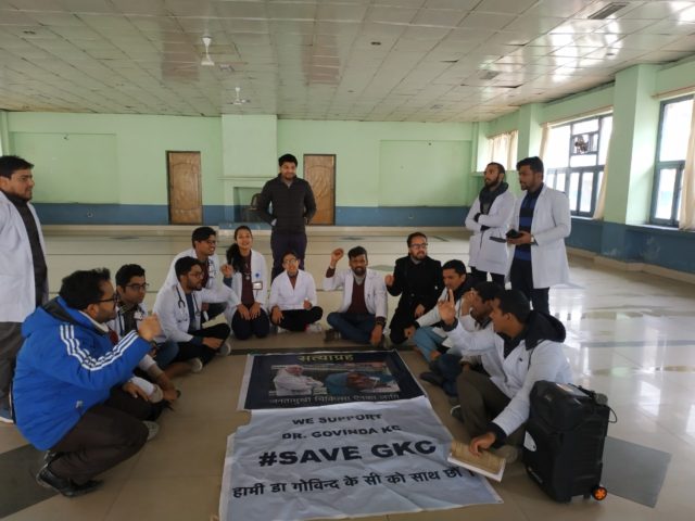 प्रदर्शनमा उत्रिएका डेढ दर्जन आवासीय चिकित्सक पक्राउ