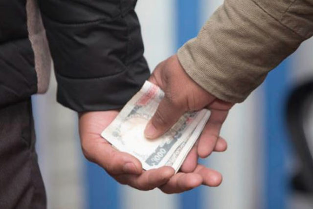 जन स्वास्थ्य प्रयोगशालाका नासु घुस लिँदा लिदै पक्राउ