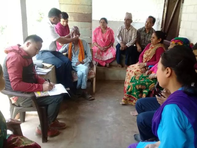 पूर्वखोलामा ८० बर्ष माथिका जेष्ठ नागरिकको स्वास्थ्य जाँच गर्न घर घर पुग्दै स्वास्थ्यकर्मी