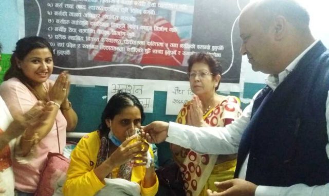 स्वास्थ्य राज्यमन्त्रीको आश्वासन पछि नर्स जिता बरालले अनशन तोडिन्