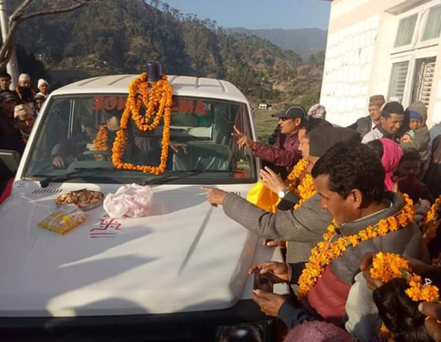 कांग्रेस नेताको नाम लेखिएको भन्दै गाँउपालिकाले चलाएन एम्बुलेन्स