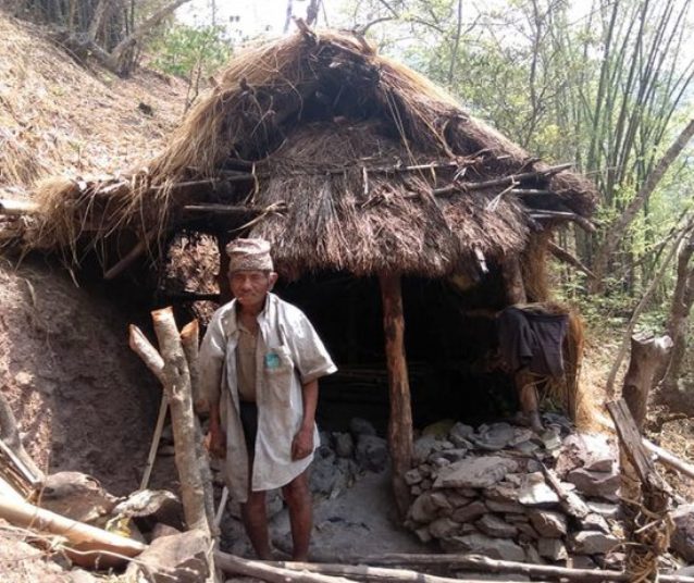 कुष्ठरोगका कारण ३० वर्षदेखि जङ्गलमा बसेका सुनारी घरमा फिर्ता