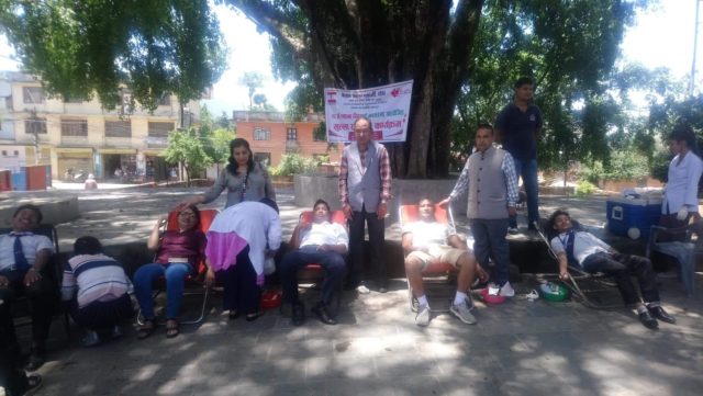 नेपाल स्वास्थ्यकर्मी संघले रक्तदान गरी स्थापना दिवस मनाइयो