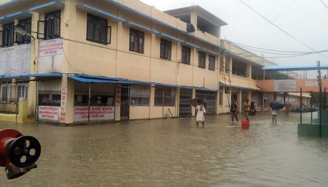 अविरल वर्षाले प्रादेशिक अस्पताल जनकपुरको स्टोर शाखा जलमग्न