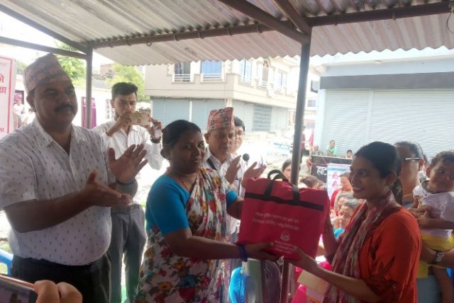 तिलोत्तमा नगरपालिकामा गर्भवती र बालबालिकालाई पौष्टिक आहार वितरण
