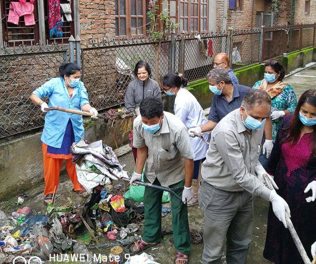 नरदेवी अस्पतालको सरसफाईमा जुटे कर्मचारी चिकित्सक