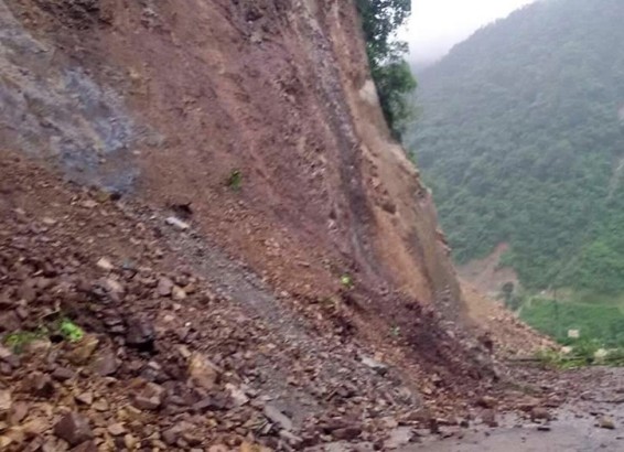 पाल्पा : रामपुरमा पहिरोका कारण बिरामीलाई अन्यत्र लैजान समस्या