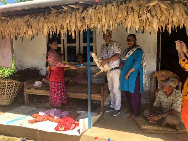 गाँउपालिकाको पोषण नीति : भाले बोकेर सुत्केरी भेट्न पुगे वडाध्यक्ष