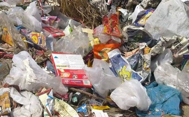 अस्पताल परिसरमै फोहर जलाउँदा स्थानीय आन्दोलित