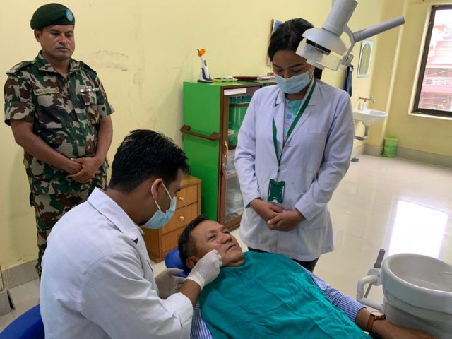 मुख्यमन्त्री, प्रमुख सचेतक र मुख्य न्यायाधीवक्ताद्धारा एक साथ दन्त परीक्षण