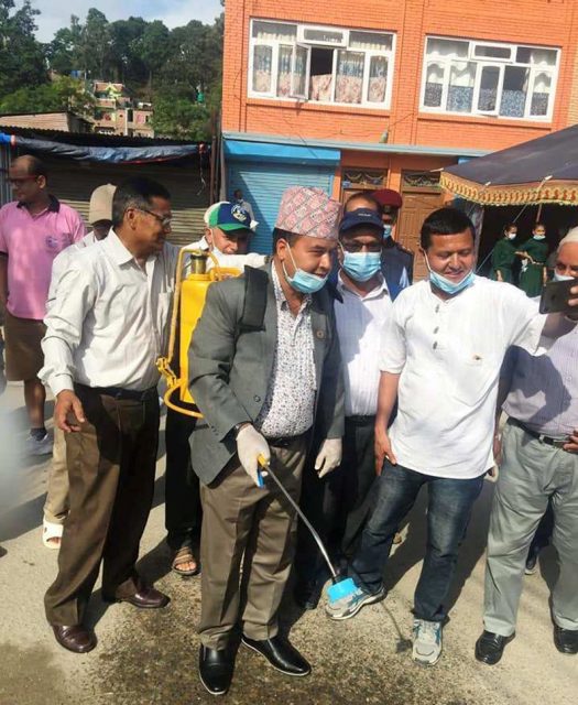 सांसद बस्नेत आफैँ टोलटोलमा औषधि छर्कदै