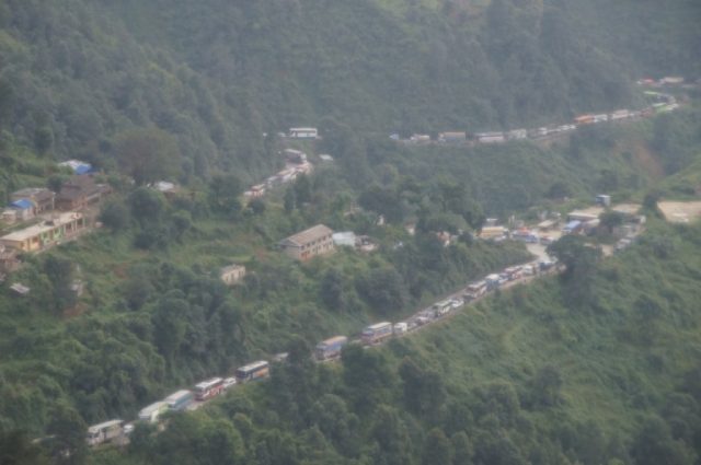 नौबिसे सडकखण्डमा १२ घण्टा जाम हुँदा बिरामीको ज्यान गयो