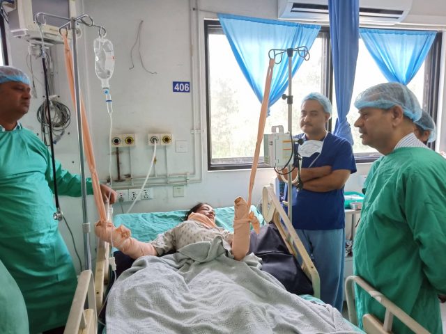 एसिड आक्रमणमा परेकी खातुनलाई भेटन् अस्पताल पुगे स्वास्थ्य राज्यमन्त्री डा. यादव