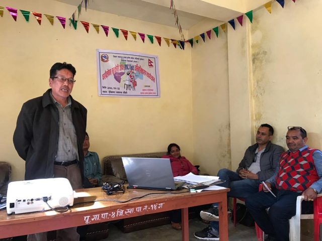 पूर्वखोला गाँउपालिकामा सुत्केरीको स्वास्थ्य जाँच गर्न स्वास्थ्यकर्मी घर घरमा