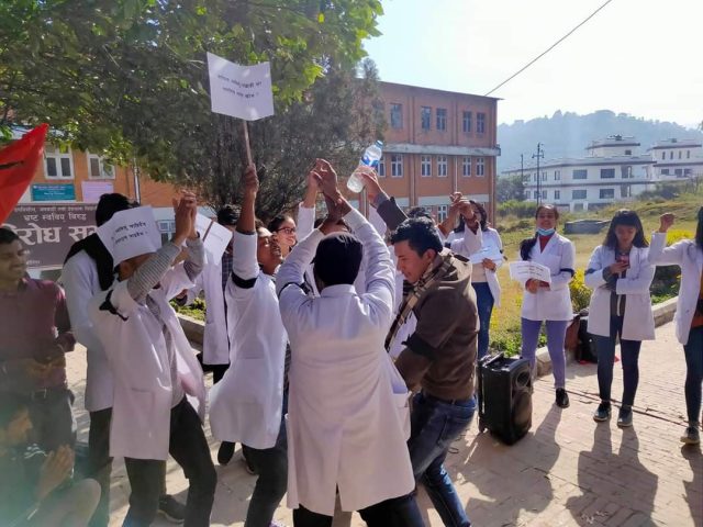 आयुर्वेद क्याम्पसमा स्ववियूको तालाबन्दी विरुद्ध अनेरास्ववियूको प्रदर्शन