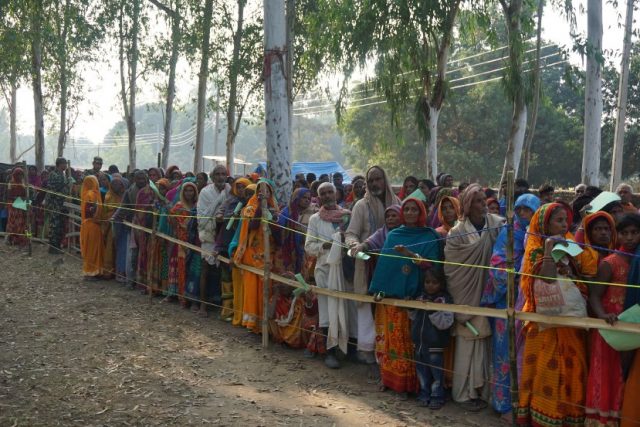 ओढ्ने ओछ्याउने बोकेर स्वास्थ्य सेवा लिन आउनेक्रम जारी