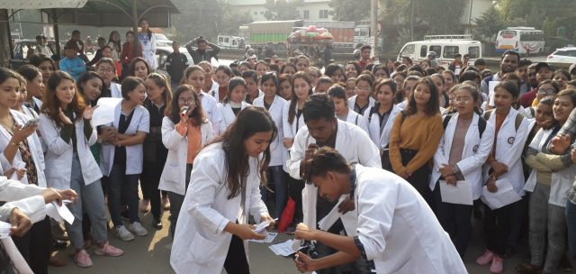 आन्दोलनरत मेडिकल विद्यार्थीद्धारा एमबीबीएस, बीडीएस र नर्सिङ प्रथमबर्षको परीक्षा बहिस्कार