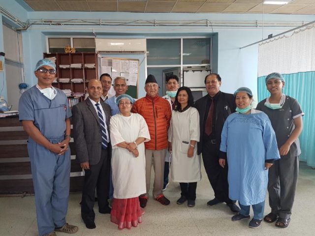 बालुवाटार फर्किनु अघि उपचार गर्ने टिमसंग प्रधानमन्त्रीको ‘ग्रुप फोटो’