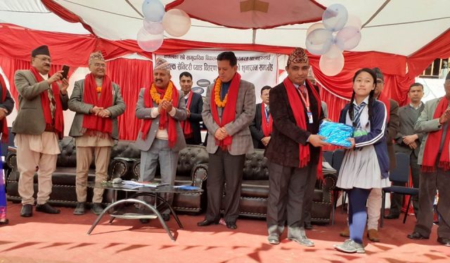 सामुदायिक विद्यालयका छात्राहरुलाई नि:शुल्क ‘सेनेटरी प्याड’ वितरण अभियान आरम्भ