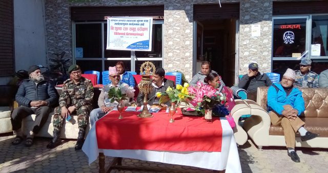 स्थानीयको निशुल्क रक्त समूह परीक्षण गर्दै शैलेश्वरी अस्पताल