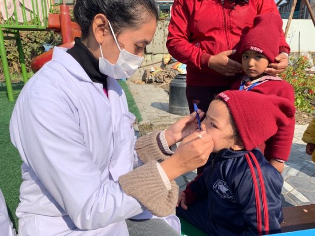 सानो संसार स्कुलमा केडीसीको मुख स्वास्थ्य शिविर