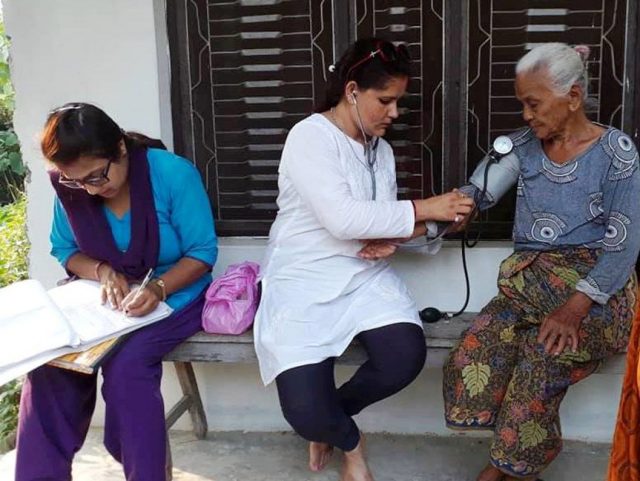 बुटवल उपमहानगरपालिकामा ज्येष्ठ नागरिक र गर्भवतीको स्वास्थ्य परीक्षण घरमै