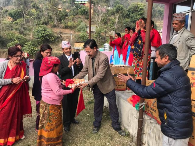 नगरपालिकाको अभियान : गर्भवतीको हातमा अण्डा घरमा झण्डा