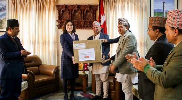 कोरोना भाइरससंग जुधिरहेको चीनलाई नेपाले दियो एक लाख थान मास्क