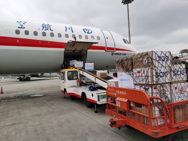 चीनले दिएको मेडिकल सामग्री बोकेर चिनियाँ विमान काठमाडौँ तर्फ प्रस्थान