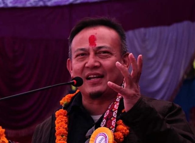 कोरोना भाइरस रोकथाम कोषमा डा. बुद्धिमानको एक लाख सहयोग