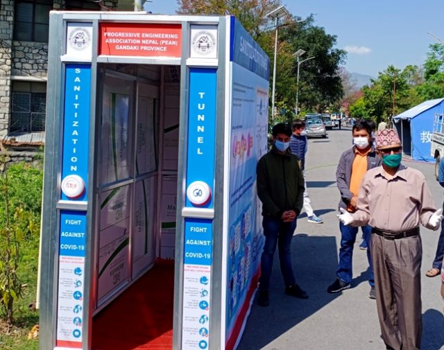 पोखरा स्वास्थ्य विज्ञान प्रतिष्ठानमा स्वचालित सेनिटाइजर टनेल