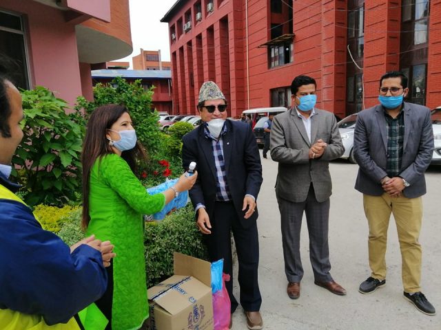 एपोनद्धारा स्वास्थ्य पत्रकार मञ्चलाई  स्वास्थ्य सुरक्षा सामग्री प्रदान