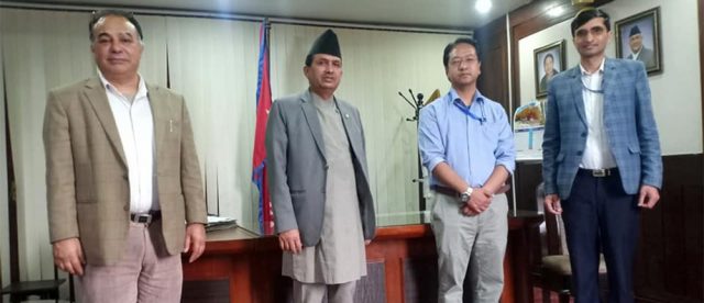 डाक्टर पुनलाई बोलाएर स्वास्थ्य मन्त्रालयले भन्यो, ‘टेकुमा बाधा नपर्ने गरी यता पनि सल्लाह दिनु’
