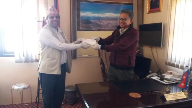 कोरोना विरुद्धको अभियानमा नेकपा पाल्पाका अध्यक्ष आचार्यले गरे ३ लाख सहयोग