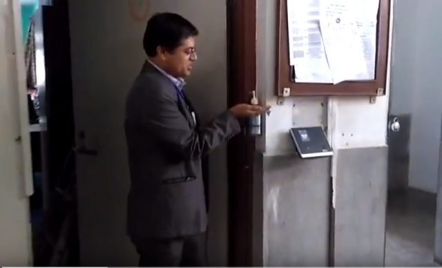 खुट्टाले थिच्दा हातमा सेनिटाइजर ! (भिडियो सहित)