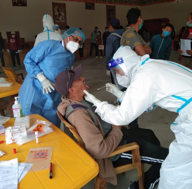 काठमाडौँमा रहेका ५०० हुम्लीलाई पीसीआर परीक्षण गरेर घर फर्काउँदै सांसद छक्कबहादुर