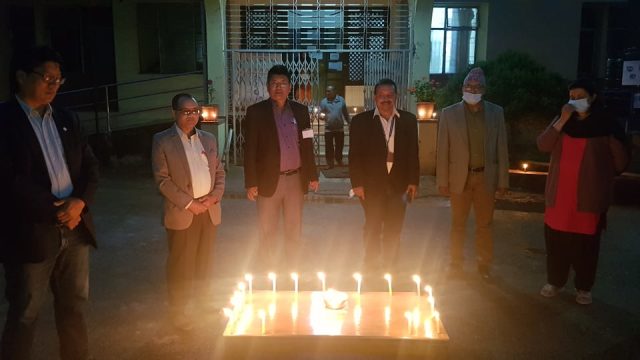 कोरानाविरुद्ध खटिएका स्वास्थ्यकर्मीको हौसला बढाउन स्वास्थ्य सेवा विभागमा दिप प्रज्वलन