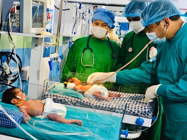 क्वारेन्टाइनमै जन्मिएका जुम्ल्याहा हेरेर पीडा बिर्सिंदैछिन् अनिता