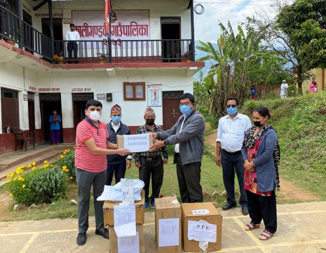 कालीगण्डकी गाउँपालिकालाई गाउँ सेवा परिवारद्धारा स्वास्थ्य सामग्री सहयोग