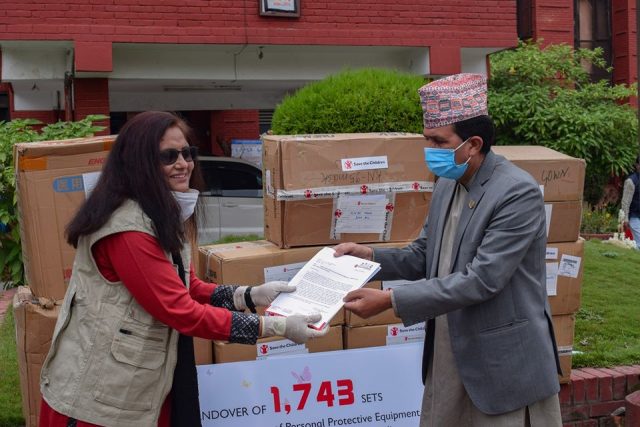 कोरोनाविरूद्धको लडाइँ जित्न चिकित्सक, नर्स स्वास्थ्यकर्मीको मनोबल बढाऔँः मन्त्री ढकाल